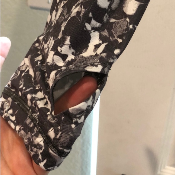 EUC LOLE Zip up size medium but fits like a small - Picture 6 of 8